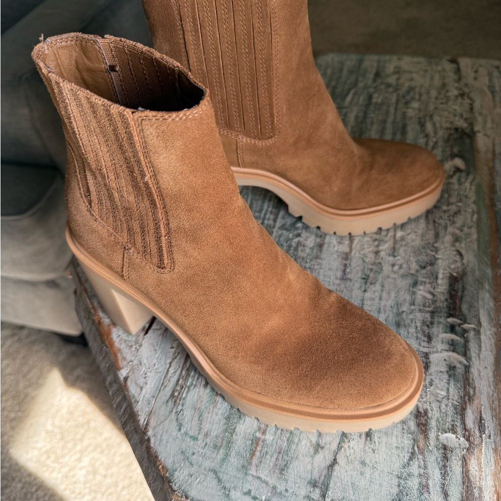 Elegant Tan Suede Ankle Boots
